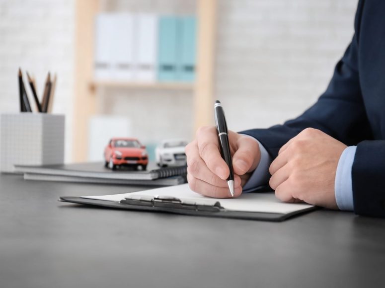 Kunde von Autohaus Harmsen TOP Markenspezialist für Renault, Dacia unterzeichnet eine Neuwagen-Vollmacht.